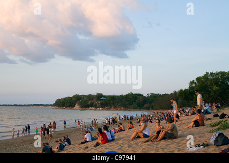 La folla raccolta sulla spiaggia di Mindil per il tramonto. Darwin, Territorio del Nord, l'Australia Foto Stock