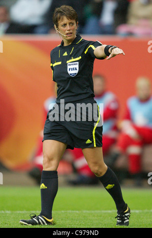 L'arbitro Kari Seitz (USA) officia una partita del gruppo D della Coppa del mondo femminile FIFA tra Brasile e Norvegia all'Arena Im Allerpark il 3 luglio 2011 a Wolfsburg, Germania. Solo per uso editoriale. Uso commerciale vietato. Foto Stock