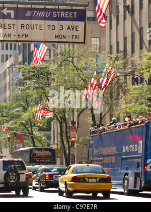 Taxi, Traffico,Tour Bus, Fifth Avenue, New York Foto Stock