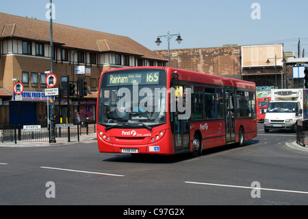 Un Alexander Dennis Enviro 200 azionato dal primo gruppo passa lungo la strada del Sud, Romford. Stazione di Romford è in background. Foto Stock