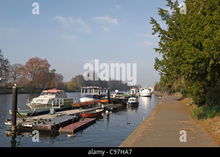 Vista lungo il Tamigi percorso accanto al fiume Tamigi guardando verso Kingston upon Thames Surrey, Inghilterra Foto Stock