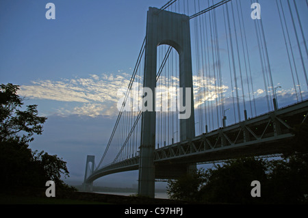 Verrazano Narrows Bridge il collegamento di Staten Island e Brooklyn a albe presto luce Foto Stock