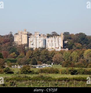 Castello di Arundel attraverso fiume Arun West Sussex Foto Stock