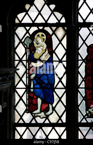 St Christopher colorate il pannello di vetro, Cappella di Edoardo il confessore, medievale in vetro colorato, Cattedrale di Canterbury, nel Kent, Inghilterra, Foto Stock