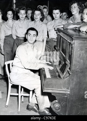 IRVING BERLIN compositore statunitense con American WACs in Olandese Nuova Guinea nel 1944 Foto Stock