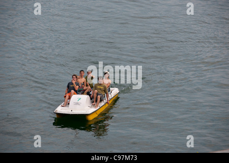 L'Hotel Cannero,popolare hotel a conduzione familiare,destinazione popolare,Ville,città,Ferry Terminus,Cannero Riviera,laghi italiani,Italia Foto Stock