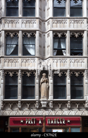 Ornati in facciata di edificio con Pret a Manger Cafe sotto sullo Strand London REGNO UNITO Foto Stock