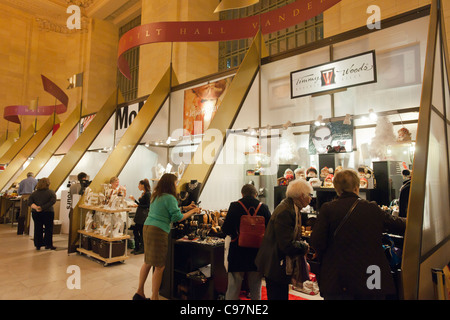 Shoppers sfoglia il Grand Central Fiera Vacanze a Vanderbilt Hall di Grand Central Terminal di New York Foto Stock