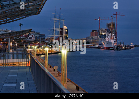 I pontili con vista di HafenCity di Amburgo, Germania Foto Stock