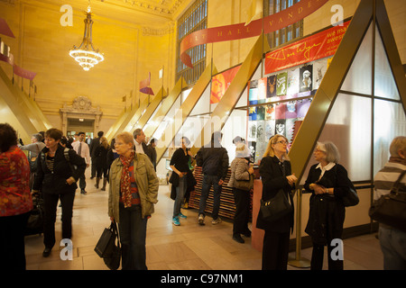 Shoppers sfoglia il Grand Central Fiera Vacanze a Vanderbilt Hall di Grand Central Terminal di New York Foto Stock