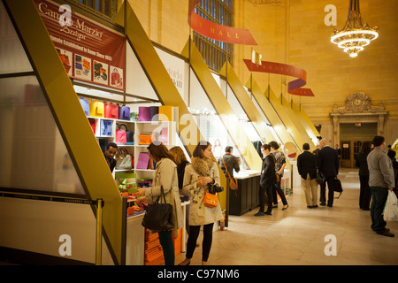 Shoppers sfoglia il Grand Central Fiera Vacanze a Vanderbilt Hall di Grand Central Terminal di New York Foto Stock