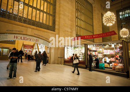Shoppers sfoglia il Grand Central Fiera Vacanze a Vanderbilt Hall di Grand Central Terminal di New York Foto Stock