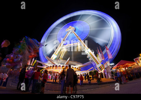 Ruota panoramica Ferris a Hamburger Dom luna park, area Heiligengeistfeld, città anseatica di Amburgo, Germania, Europa Foto Stock