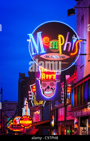 Fila di insegne al neon, Beale Street a Memphis Foto Stock