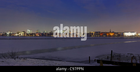 Panorama invernale, Esterno lago Alster, Winterhude district, città anseatica di Amburgo, Germania, Europa Foto Stock