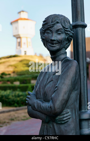 Lale Andersen monumento, Water Tower in background, North Sea Spa Resort Langeoog, Frisia orientale, Bassa Sassonia, Germania Foto Stock