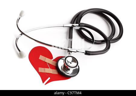 Lo stetoscopio e il cuore spezzato concetto per la malattia di cuore o di malattia Foto Stock