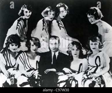 IRVING BERLIN (1888-1989) Noi compositore con showgirls circa 1932 Foto Stock