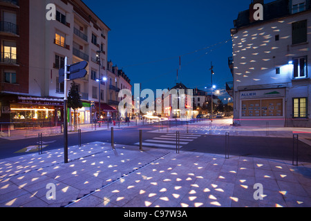 In Vichy, la strada di Parigi di notte (Allier - Francia). Rue de Paris de nuit (03200 Vichy - Allier 03 - Francia). Foto Stock