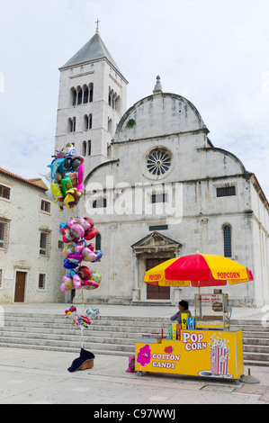 Popcorn, candy e palloncino sostare di fronte alla chiesa di Sv. Marija, Zadar, Croazia, Europa Foto Stock