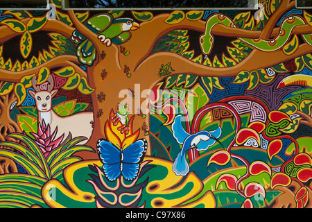 Murale colorato raffigurante Costa Rican wildlife al di fuori del negozio di souvenir, Cebadilla, Puntarenas, Costa Rica, America Centrale, America Foto Stock