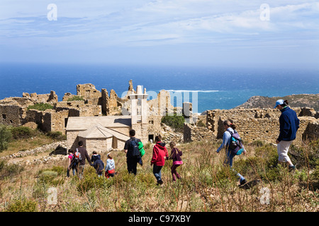 Escursionista alle rovine sul capo d'Occi al di sopra di Algajola village, a nord-ovest della costa, Balagne in Corsica, Francia, Europa Foto Stock