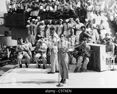 IRVING BERLIN compositore statunitense cantando a bordo della USS Arkansas 25 Luglio 1944 Foto Stock