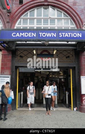 Treno passeggeri in partenza stazione della metropolitana di Camden Town di Camden Town, Londra, Regno Unito. Foto Stock