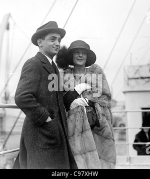 IRVING BERLIN noi compositore con la sua prima moglie Dorothy Goetzin 1912 sulla loro luna di miele a La Havana. Foto Bain News Service Foto Stock