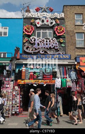 La "montagna di jeans' store & Evil dall'ago salotto tattoo su Camden High Street, Camden Town, Londra, Regno Unito Foto Stock