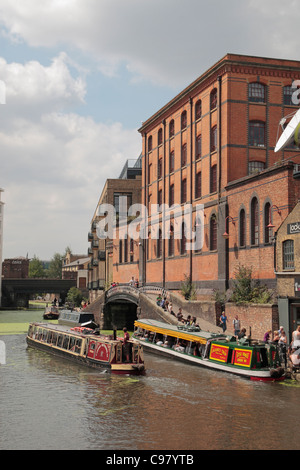 Vista lungo il Regent's Canal, Camden si blocca nei pressi di Camden Market, in Camden Town, Londra, Regno Unito Foto Stock