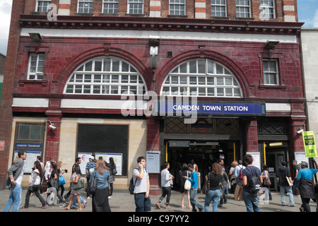 Ingresso/uscita alla stazione della metropolitana di Camden Town di Camden Town, Londra, Regno Unito. Foto Stock