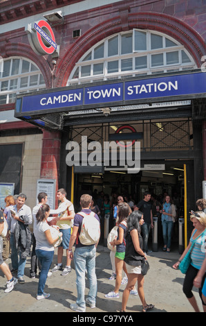 Ingresso/uscita alla stazione della metropolitana di Camden Town di Camden Town, Londra, Regno Unito. Foto Stock