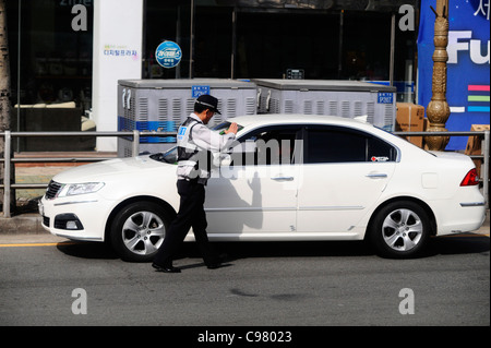 Polizia sudcoreana fermare i veicoli per i controlli in Busan. Foto Stock