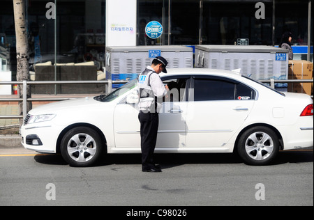 Polizia sudcoreana fermare i veicoli per i controlli in Busan. Foto Stock