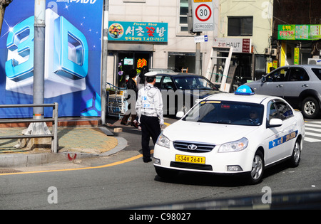 Polizia sudcoreana fermare i veicoli per i controlli in Busan. Foto Stock