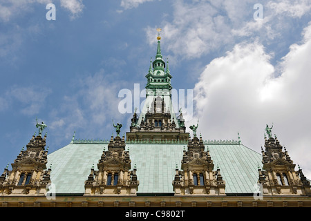 Municipio facciata, dettaglio riga superiore delle finestre con timpano windows sul rame-tetto, dettaglio, Municipio di Amburgo Foto Stock