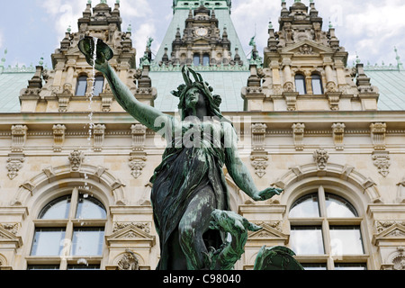 La storica fontana Hygieia nel cortile interno del municipio di Amburgo, Germania, Europa Foto Stock