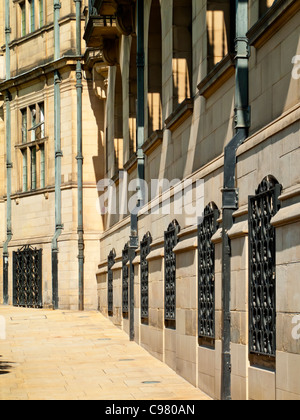 Cheney fila una strada nel centro della città di Sheffield South Yorkshire England Regno Unito Foto Stock