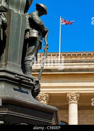Memoriale di guerra e Unione Britannica bandiera fuori Sheffield City Hall nel centro della città di Sheffield South Yorkshire England Regno Unito Foto Stock
