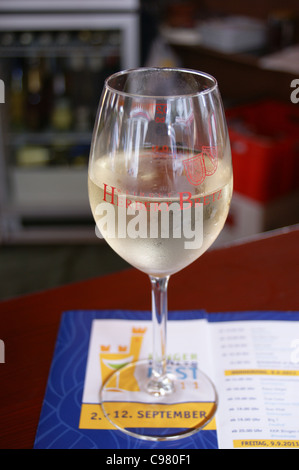 Un bicchiere di fresco Riesling vino bianco ottenuto da Herbert Bretz presso il Binger Winzerfest festival, Bingen, Renania-Palatinato, Germania Foto Stock