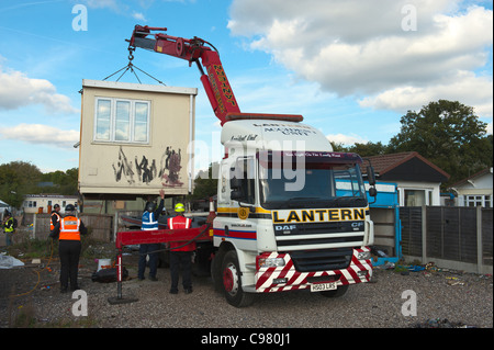 La prima casa mobile viene rimossa dopo lo sfratto degli ordini sono stati serviti da Basildon County Council presso il sito di viaggiatori - Crays Hill, vicino a Basildon, Essex, Regno Unito. Il 21 ottobre 2011.Foto: Graham M. Lawrence. Foto Stock