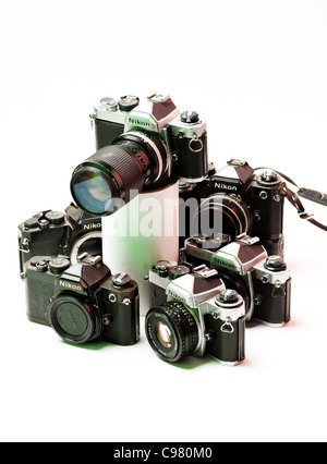 Una selezione di vecchio Nikon 35mm Pellicola SLR reflex a lente singola telecamere Foto Stock