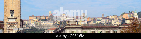 Panorama della collina del borgo medievale di Città Alta di Bergamo, Lombardia, Italia, Europa dal basso Foto Stock