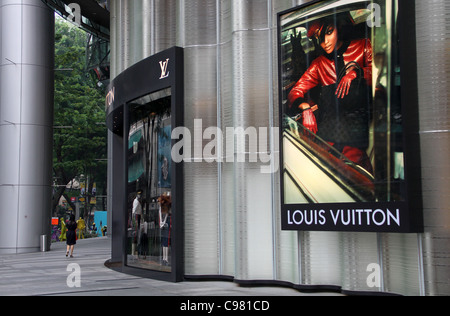 Louis Vuitton, uno dei molti lussuosi negozi di vendita al dettaglio che la linea di moda Orchard Road, Singapore, Foto Stock