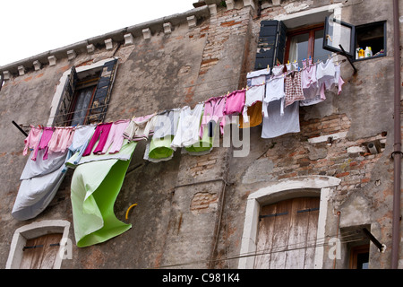 Il lavaggio appeso al di fuori di un vecchio edificio in Venezia Foto Stock