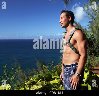 Escursionista sul Kalalau Trail su Kauai guarda l'oceano Foto Stock