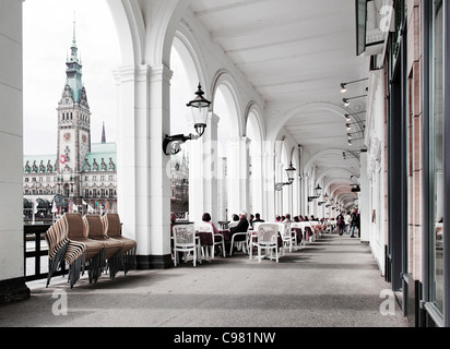 Alsterfleet canal, Alsterarkaden portici, Rathausmarkt Town Hall Square, Città Anseatica di Amburgo, Germania, Europa Foto Stock