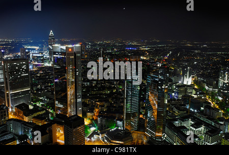 Vista panoramica dalla Torre principale di tutta Francoforte am Main di notte, luci colorate, illuminazione, quartiere finanziario Foto Stock