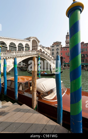 Grandangolari vista sul Canal Grande di Venezia verso il Ponte di Rialto Foto Stock